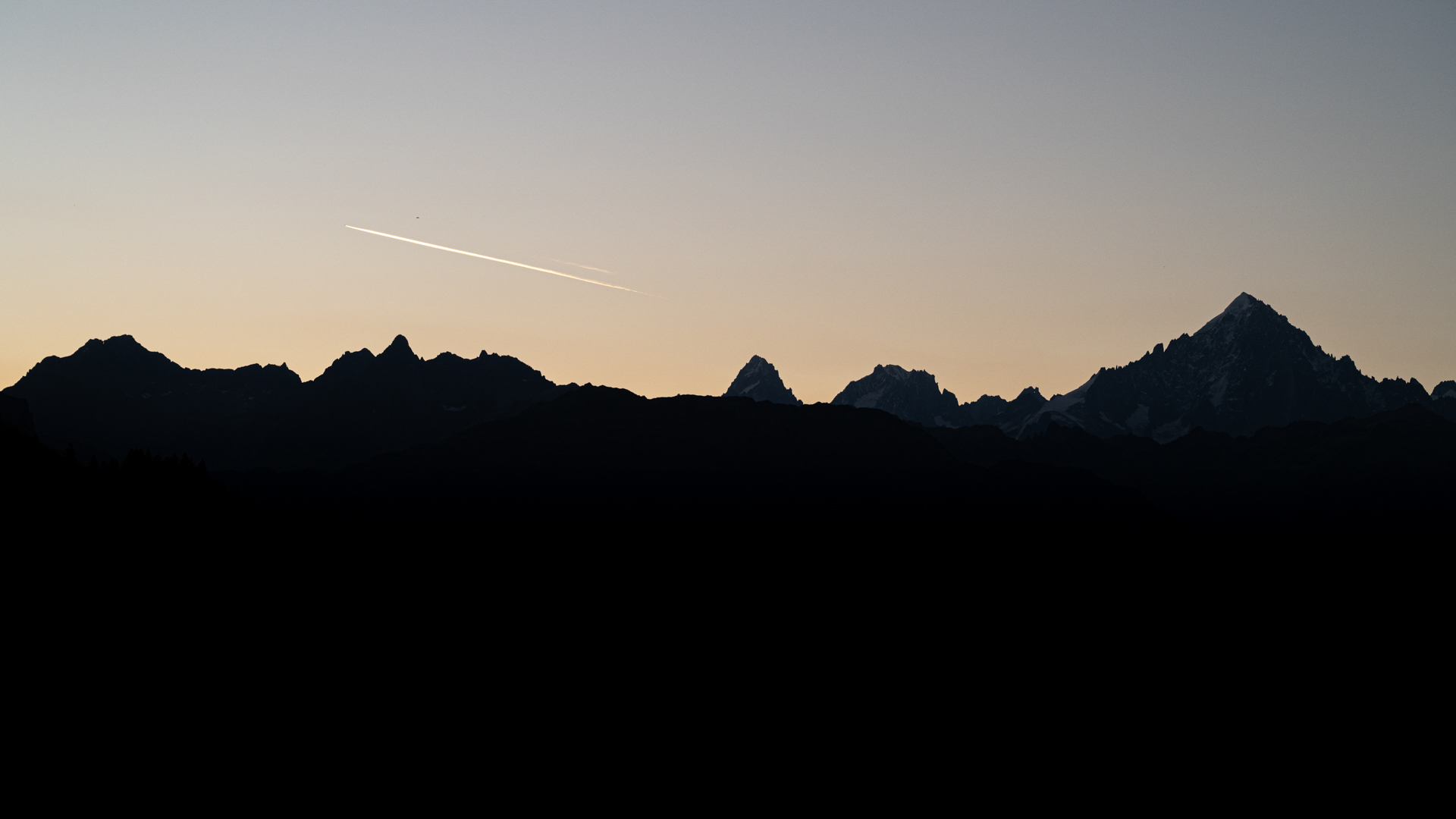 Lever de soleil derrière le massif de la Verte
